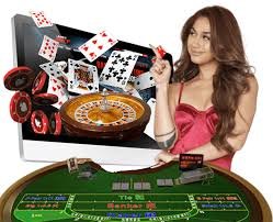Dealer Live Sic Bo di studio profesional dengan tiga dadu dalam wadah transparan